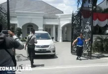 KPK Datang, Rumah Pribadi Nur Alam Dijaga Brimob rumah pribadi nur alam dijaga brimob