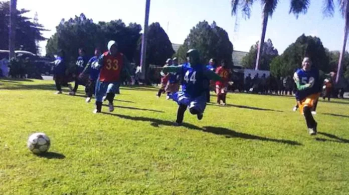 sepakbola_persit Sambut HUT RI ke-71, Korem 143/HO Gelar Sepak Bola Antar Ibu Persit