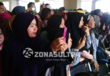 Suasana Haru dan Isak Tangis Iringi Pelepasan Jamaah Haji Kota Kendari Suasana Haru dan Isak Tangis Iringi Pelepasan Jamaah Haji Kota Kendari