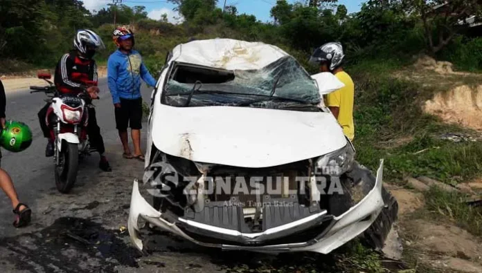 Tabrak Pohon, Mobil Avanza Terbalik dan Hancur