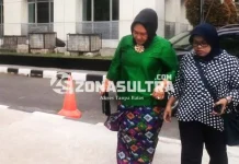 Tina Nur Alam Hadiri Sidang Promosi Doktor Suaminya Tina Nur Alam Hadiri Sidang Promosi Doktor Suaminya