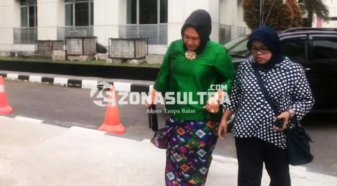 Tina Nur Alam Hadiri Sidang Promosi Doktor Suaminya