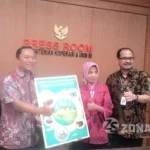 Kampung UKM Digital di Wakatobi Segera Direalisasi Deputi Bidang Restrukturisasi Usaha Yuana Sutyowati (tengah) Executive Vice President Telkom Tri Gunadi (kiri) dan Vice President Telkom Bagyo Nugroho (kanan) saat konferensi pers sinergitas program PLUT-KUMKM & Kampung UKM Digital yang berlangsung di Kementerian Koperasi dan UKM, Jumat (12/8/2016).(FOTO : RIZKI ARIFIANI/ZONASULTRA.COM)