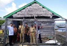 Umar Arsal Bantu Perjuangkan Rumah Tak Layak Huni di Bombana UA Tinjau rumah tidak layak huni di bombana