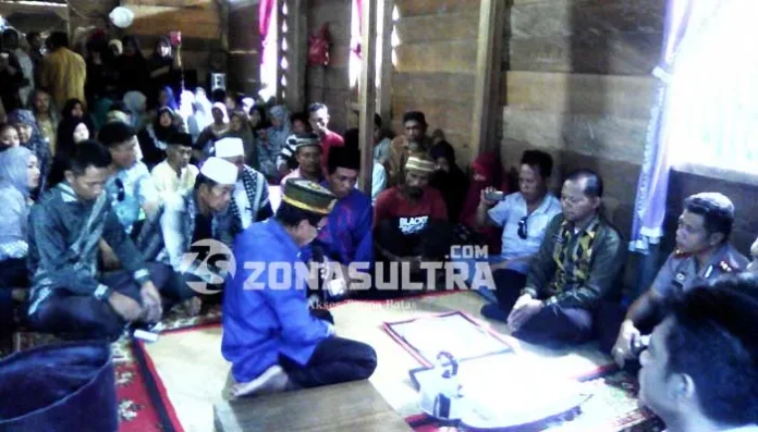 Sebelum Jenazah Alo Sutrisna Dikebumikan, Kapolres Kendari Lakukan Prosesi Kalosara