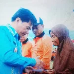 Terima Bantuan Bedah Rumah, Nenek Renta ini Menangis PENYERAHAN BANTUAN- Terlihat Wakil Bupati konawe utara, Raup SAg, menyerahkan bantuan bedah rumah secara simbolis sebanyak 13 kepala keluarga, dan alat pertukangan serta pertanian, kapada puluhan maayarakat kabupaten konut, dalam acara hari gotong royong masyarakat (HGRM) ke 13 dan hari kesatuan gerak PKK (HKG PKK) ke 44, yang bertempat di desa basule kecamatan lasolo, kabupaten konut. (Foto: Jefri/ZONASULTRA.COM).