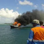 Ini Penyebab Kapal di Pelabuhan Tomia Terbakar Kepulan api saat KLM Putra Tomia terbakar, Sabtu pagi (13/08). Doc Polsek Tomia Timur