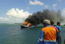 Ini Penyebab Kapal di Pelabuhan Tomia Terbakar Kepulan api saat KLM Putra Tomia terbakar, Sabtu pagi (13/08). Doc Polsek Tomia Timur