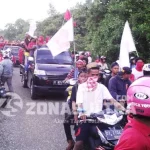 Tanpa Dibayar, Ribuan Massa Antar Paslon Hamin- Farid ke KPU Antar ke KPUD : Nampak ribuan massa simpatisan Pasangan Calon (Paslon) H.Hamin-Farid Bachmid, saat mengantar di kantor KPUD buton. (Nanang/Zonasultra.com)