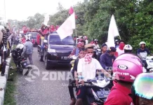 Tanpa Dibayar, Ribuan Massa Antar Paslon Hamin- Farid ke KPU Antar ke KPUD : Nampak ribuan massa simpatisan Pasangan Calon (Paslon) H.Hamin-Farid Bachmid, saat mengantar di kantor KPUD buton. (Nanang/Zonasultra.com)