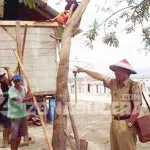 Pemda Konut Anggarkan 5 Miliyar Untuk Lomba P2WKSS bedah-rumah-terlihat-kepala-bppkb-konut-h-kasim-pagala-sedang-menjukkkan-salah-satu-rumah-di-desa-laimeo-kecamatan-sawa-kabupaten-konut-yang-sementara-di-bedah