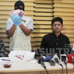 Bukti Uang 100 Juta, KPK Harap Pihak IG Tidak Memutarbalikan Fakta bukti-suap-komisi-pemberantasan-korupsi-kpk-memperlihatkan-alat-bukti-sejumlah-uang-senilai-rp-100-juta-dalam-kantong-plastik-putih