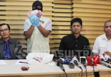 Bukti Uang 100 Juta, KPK Harap Pihak IG Tidak Memutarbalikan Fakta bukti-suap-komisi-pemberantasan-korupsi-kpk-memperlihatkan-alat-bukti-sejumlah-uang-senilai-rp-100-juta-dalam-kantong-plastik-putih