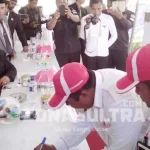KPU Buton Coret PKPI Dari Partai Penggusung Umar-Bakry Coret PKPI Terlihat Ketua DPC PKPI Kabupaten Buton, Ngkaaba Hamid, saat menandatangani berkas atas tidak masuknya partai PKPI sebagai penggusung Umar-Bakry dalam Pilkada Buton mendatang
