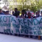 Terkait Tarian Erotis, HMI Desak DPRD Panggil Manajemen Liquid DEMO LIQUID - Mahasiswa HMI Kendari menggelar aksi demonstrasi di sekretariat DPRD kota Kendari, Kamis (8/9/2016). HMI mendesak DPRD Kota Kendari untuk segera memanggil manajemen Liquid terkait beberapa persoalan yang terjadi di tempat hiburan malam tersebut. FOTO M Rasman Saputra /ZONASULTRA.COM