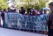 Terkait Tarian Erotis, HMI Desak DPRD Panggil Manajemen Liquid DEMO LIQUID - Mahasiswa HMI Kendari menggelar aksi demonstrasi di sekretariat DPRD kota Kendari, Kamis (8/9/2016). HMI mendesak DPRD Kota Kendari untuk segera memanggil manajemen Liquid terkait beberapa persoalan yang terjadi di tempat hiburan malam tersebut. FOTO M Rasman Saputra /ZONASULTRA.COM