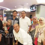 eksis-foto-bersama-sejumlah-calon-kepala-daerah-kada-muna-barat-rajiun-tumada-ikhsan-lanika-dan-ahmad-lamani-bersama-sejumlah-awak-media