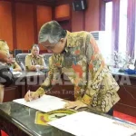 Nur Alam Resmi Tandatangani MoU Pembangunan Kendari Newport gubernur-sulawesi-tenggara-sultra-nur-alam-saat-menandatangani-mou-kendari-newport