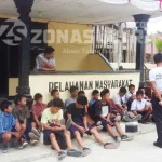 Puluhan Siswa SMP di Konsel Ditangkap Usai Pesta “Ngelem” interogasi-siswa-kanit-reskrim-polsek-andoolo-bripka-muhammad-basir-saat-menanyai-salah-seorang-siswa-smp-23-konsel-usai-ditangkap