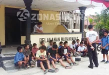 Puluhan Siswa SMP di Konsel Ditangkap Usai Pesta “Ngelem” interogasi-siswa-kanit-reskrim-polsek-andoolo-bripka-muhammad-basir-saat-menanyai-salah-seorang-siswa-smp-23-konsel-usai-ditangkap