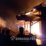 10 Kios Penjual Kosmetik di Pasar Minaminanga Terbakar Tampak warga berusaha memadamkan api yang membakar Kios di Blok F Pasar Minaminanga, Selasa (20/9/2016) malam. (Darmawan/ZONASULTRA.COM)