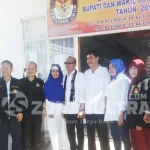 Tafdil-Johan Resmi Daftar di KPUD Bombana kpud-bombana-pendaftaran-calon-bupati-foto-bersama-pasangan-calon-bupati-bombana-tafdil-dan-johan-berakronim-bertahan-dengan-komisioner-kpu-setempat