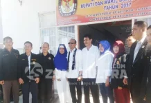 Tafdil-Johan Resmi Daftar di KPUD Bombana kpud-bombana-pendaftaran-calon-bupati-foto-bersama-pasangan-calon-bupati-bombana-tafdil-dan-johan-berakronim-bertahan-dengan-komisioner-kpu-setempat