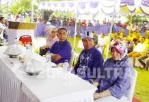 Sejumlah Kades dan PNS Ikut Saat Umar- Bakry Mendaftar di KPUD PENDAFTARAN-CALON-BUPATI-Pasangan-Calon-Umar-Bakry-bersama-istri-saat-menyerahkan-berkas-dukungan-pendaftaran-Calon-Bupati-dan-Wakil-Bupati-periode-2017-2022.webp