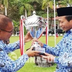 Juarai Piala Kemenpora, Rektor Bebaskan UKT 22 Mahasiswa UHO Hingga Selesai Kuliah piala-kemenpora-rektor-uho-usman-rianse-saat-menyerahkan-piala-kemenpora-kepada-pembina-sepakbola-uho-syawaluddin
