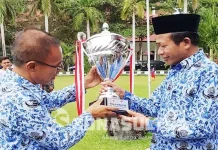 Juarai Piala Kemenpora, Rektor Bebaskan UKT 22 Mahasiswa UHO Hingga Selesai Kuliah piala-kemenpora-rektor-uho-usman-rianse-saat-menyerahkan-piala-kemenpora-kepada-pembina-sepakbola-uho-syawaluddin