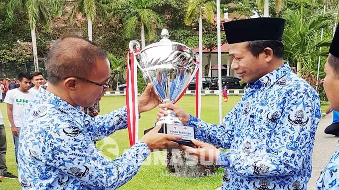 piala-kemenpora-rektor-uho-usman-rianse-saat-menyerahkan-piala-kemenpora-kepada-pembina-sepakbola-uho-syawaluddin piala-kemenpora-rektor-uho-usman-rianse-saat-menyerahkan-piala-kemenpora-kepada-pembina-sepakbola-uho-syawaluddin
