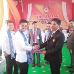 Resmi Mendaftar di KPU, ADP-Sul Koleksi 5 Partai pasangan-adriatma-dwi-putra-dan-sulkarnain-saat-mendaftar-di-sekretariat-kpu-kendari-sebagai-calon-walikota-dan-calon-wakil-walikota-kendari
