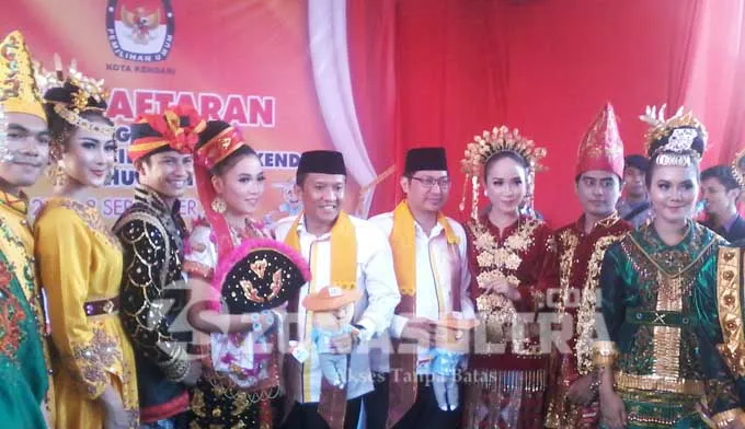 pencalonan-walikota-saat-pasangan-bakal-calon-walikota-abdul-rasak-dan-haris-andi-surahman-mendaftar-di-kpu-kendari pencalonan-walikota-saat-pasangan-bakal-calon-walikota-abdul-rasak-dan-haris-andi-surahman-mendaftar-di-kpu-kendari