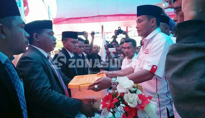 penyerahan-dokumen-pendaftaran-pasangan-bakal-calon-bupati-dan-wakil-bupati-oleh-bakal-calon-bupati-muna-barat penyerahan-dokumen-pendaftaran-pasangan-bakal-calon-bupati-dan-wakil-bupati-oleh-bakal-calon-bupati-muna-barat