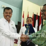 Enam Mahasiswa Thailand Kuliah Di IAIN Kendari Rektor Serahkan Cendera Mata Kepada Perwakilan Badan Alumni Thailand