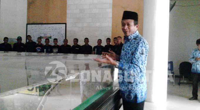 rektor-usman-rianse-saat-memberikan-arahan-kepada-anggota-satpam-yang-akan-berangkat-mengikuti-pelatihan-di-spn-anggotoa