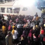 Arus Mudik Padat Jelang Idul Adha Suasana arus mudik penumpang Kapal Malam yang akan berlayar ke Raha dari Kota Kendari, Jumat (9/9/2016). Sitti Nurmalasari/ZONASULTRA.COM