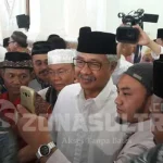 Beri Sambutan Pada Idul Adha, Nur Alam Tak Banyak Bicara suasana-salam-salaman-antara-gubernur-sulawesi-tenggara-sultra-nur-alam