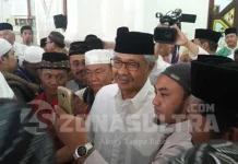 Beri Sambutan Pada Idul Adha, Nur Alam Tak Banyak Bicara suasana-salam-salaman-antara-gubernur-sulawesi-tenggara-sultra-nur-alam