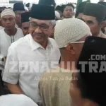 Nur Alam Shalat Idul Adha di Masjid Raya Al-Kautsar suasana-salam-salaman-antara-gubernur-sulawesi-tenggara-sultra-nur-alam2