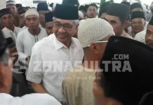 Nur Alam Shalat Idul Adha di Masjid Raya Al-Kautsar suasana-salam-salaman-antara-gubernur-sulawesi-tenggara-sultra-nur-alam2