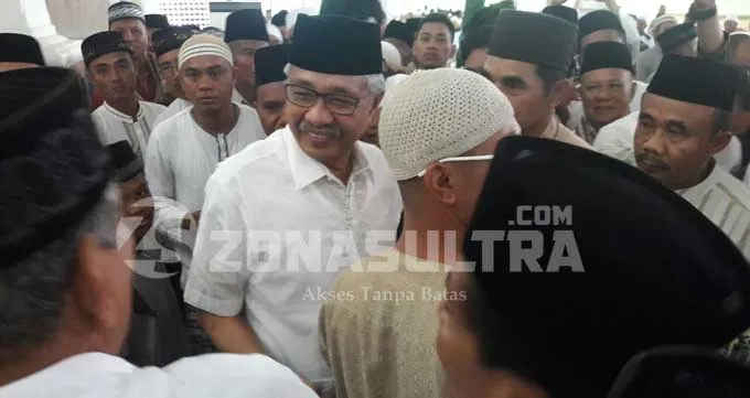 suasana-salam-salaman-antara-gubernur-sulawesi-tenggara-sultra-nur-alam2 suasana-salam-salaman-antara-gubernur-sulawesi-tenggara-sultra-nur-alam2