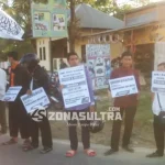 Sambut Idul Adha, Aktivis HTI UHO Gelar Aksi Diam SILENT ACTION - Puluhan aktivis Hizbut Tahrir Indonesia (HTI) Chapter Universitas Halu Oleo (UHO) melakukan silent action atau aksi diam di Jalan A.H Nasution, Kelurahan Lalolara, Kendari, Jumat sore, (9/9/2016). Aksi dilakukan dalam rangka menyambut Hari Raya Idul Adha.Foto : Ramadhan Hafid/ZONASULTRA.COM