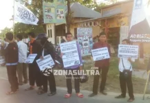 Sambut Idul Adha, Aktivis HTI UHO Gelar Aksi Diam SILENT ACTION - Puluhan aktivis Hizbut Tahrir Indonesia (HTI) Chapter Universitas Halu Oleo (UHO) melakukan silent action atau aksi diam di Jalan A.H Nasution, Kelurahan Lalolara, Kendari, Jumat sore, (9/9/2016). Aksi dilakukan dalam rangka menyambut Hari Raya Idul Adha.Foto : Ramadhan Hafid/ZONASULTRA.COM