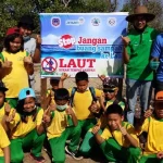 SDS 1 Antam Pomalaa dan TNI Bersih-bersih Pantai dan Tanam Pohon SDS 1 Antam Pomalaa dan TNI Bersih-bersih Pantai dan Tanam Pohon