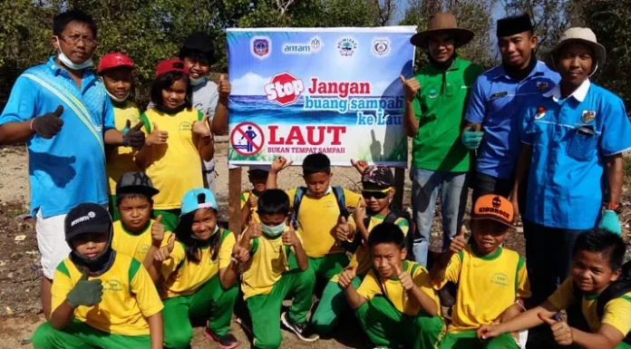 SDS 1 Antam Pomalaa dan TNI Bersih-bersih Pantai dan Tanam Pohon