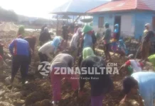 Menyambung Hidup, 113 IRT di Konut Rela Jadi Buruh MERABAT JALAN-Terlihat Ratusan ibu rumah tangga (IRT), Desa Tanjung Bunga, Kecamatan Wawolesea, Kabupaten Konawe Utara, sedang merabat jalan tanah timbunan sebannyak ratusan ret mengunakan skupang dan pacul. Di lokasi peninkatan jalan usaha masyarakat Desa setempat, yang di salurkan melalui dana anggara pendapatan belanja negara (APBN). (Jefri/ZONASULTRA.COM).