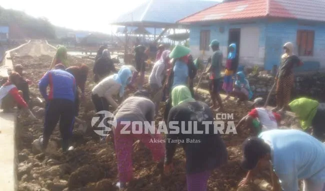 assa MERABAT JALAN-Terlihat Ratusan ibu rumah tangga (IRT), Desa Tanjung Bunga, Kecamatan Wawolesea, Kabupaten Konawe Utara, sedang merabat jalan tanah timbunan sebannyak ratusan ret mengunakan skupang dan pacul. Di lokasi peninkatan jalan usaha masyarakat Desa setempat, yang di salurkan melalui dana anggara pendapatan belanja negara (APBN). (Jefri/ZONASULTRA.COM).