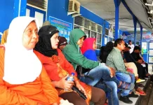 10.000 Warga Baubau Terancam Tak Punya e-KTP Antrian padat warga Baubau di Kantor Disdukcapil. Foto: Rahman/kabarbuton.com