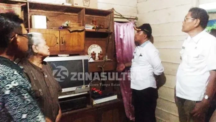 Bupati Serahkan 352 Buku Rekening Bantuan Pembangunan Rumah di Kolaka